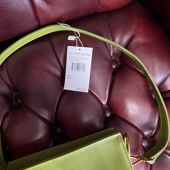 VAVVOUNE
Pear Green Riya Leather Shoulder Bag In At Nordstrom - Picture 4 of 9